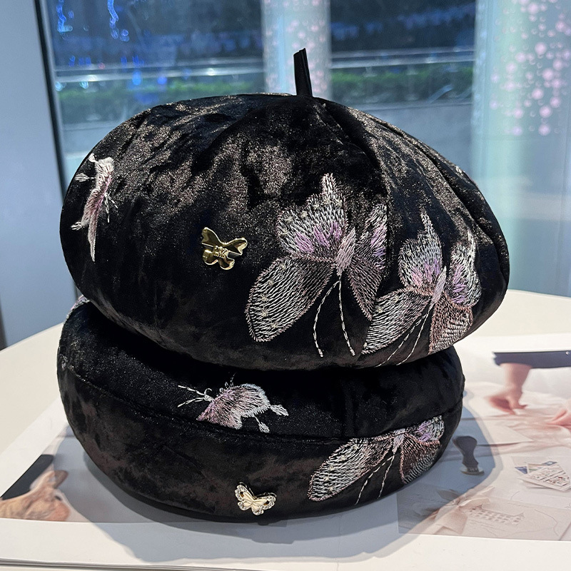 Street Fashion Pose - Modieus vlinderborduurwerk Elegant poseren met artistieke